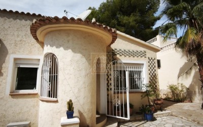 Chalet con apartamento de invitados, piscina y amplias zonas exteriores en Santa Clara, Altea